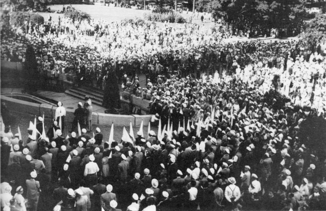 Une mer de bérets blancs devant le Parlement de Québec - Congrès 1955