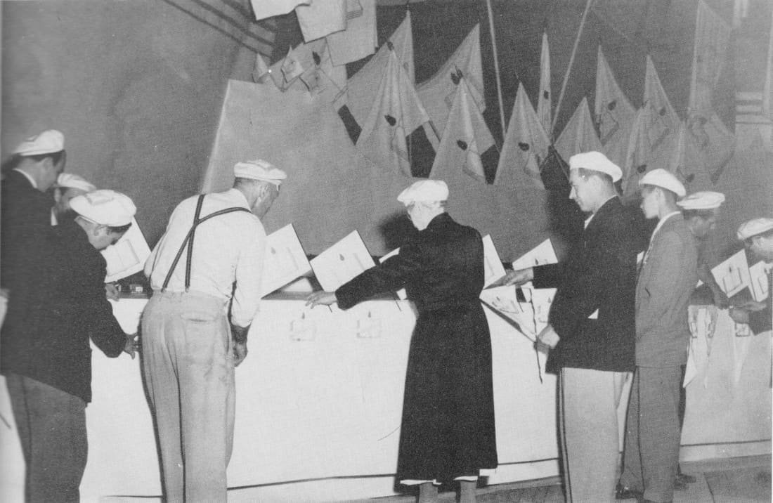 On décore la table des orateurs - Congrès 1955