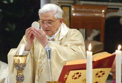Benoît XVI élevant l'Ostie