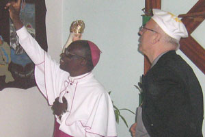 Mgr Nestor Ngoy présente la carte du diocèse de Kolwezi à Marcel Lefebvre
