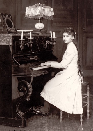 Élisabeth jouant du piano